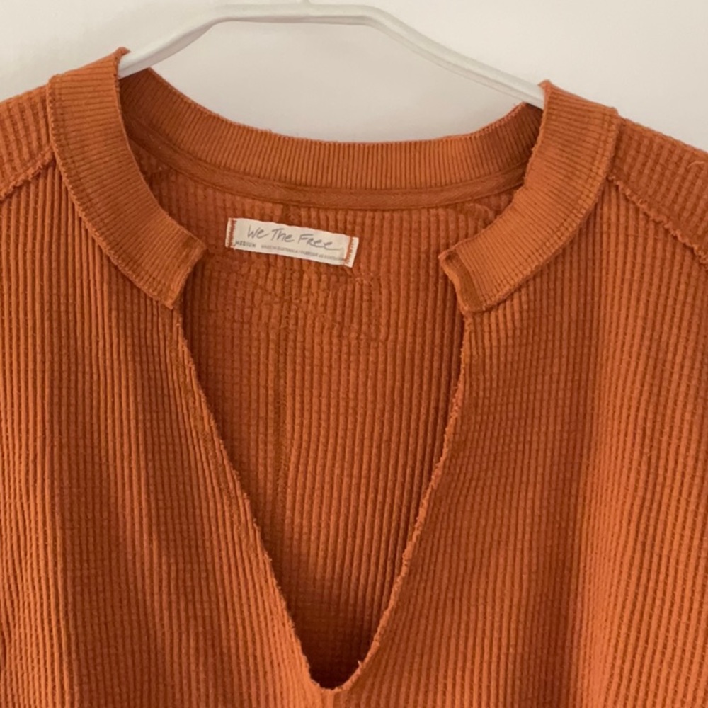 Free PEOPLE Women’s Rust Long-Sleeve V-Notch Pullover Top - Picture 2 of 8